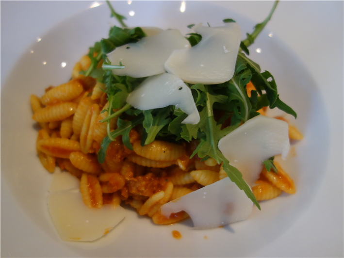 pasta with ragu and rocket
